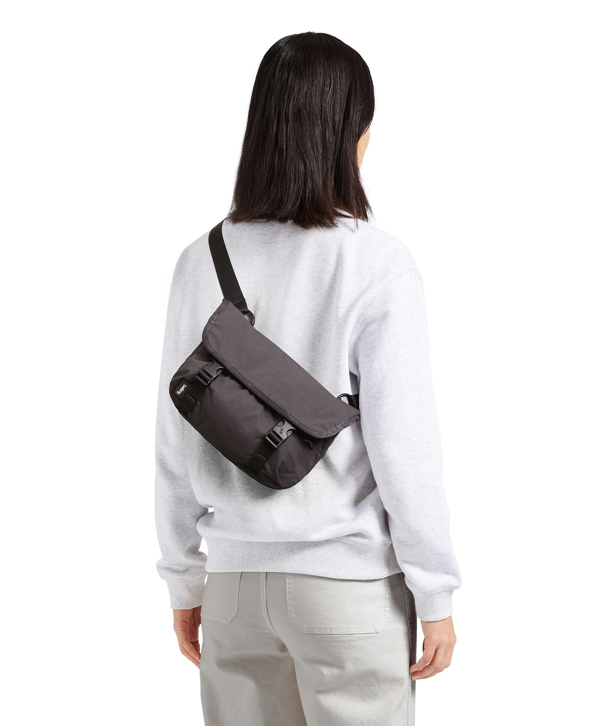 Bellroy Cinch 6 Mini Messenger bag crimson - Image 3