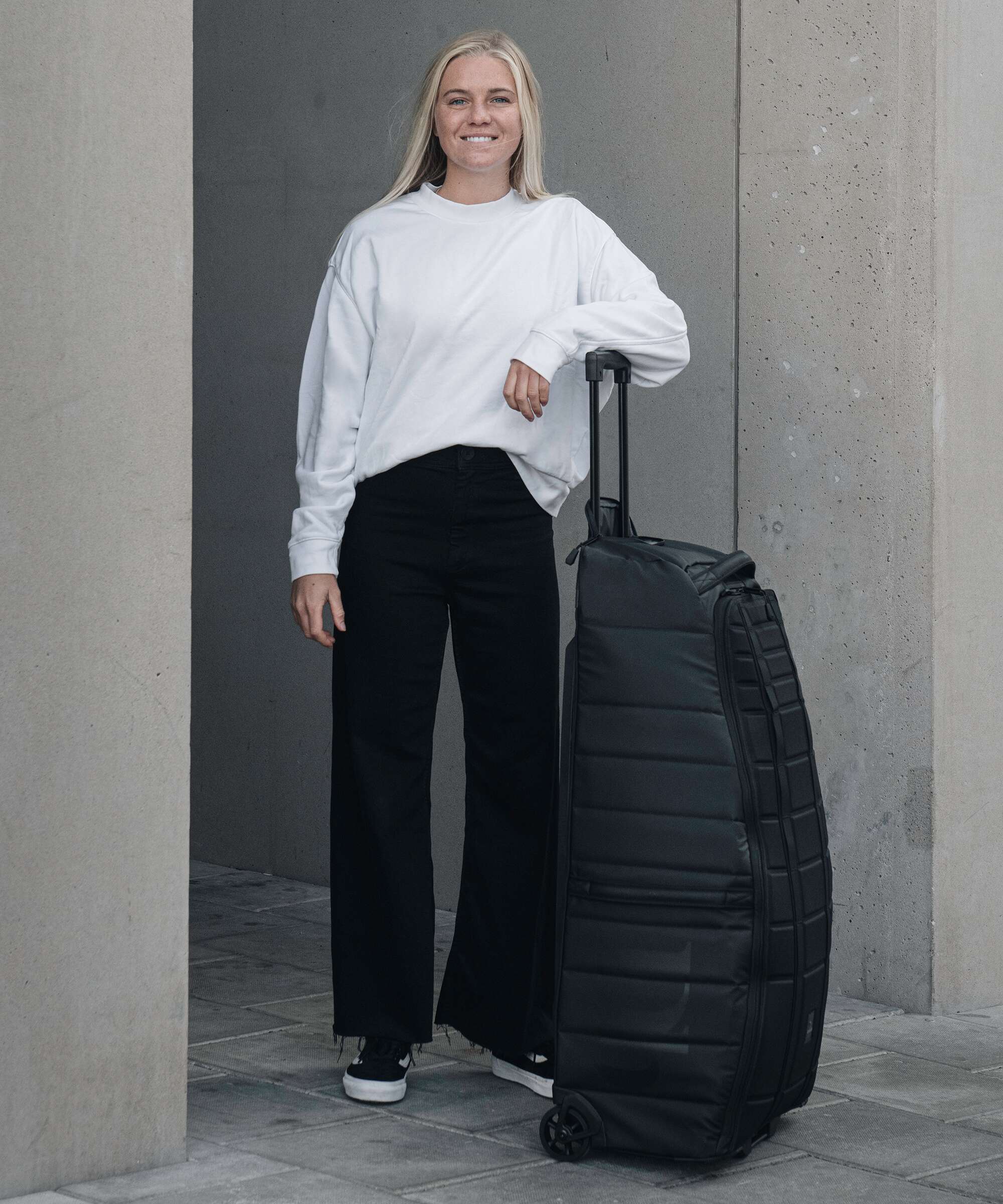 Db Hugger 90 Travel bag with wheels black out - Image 3